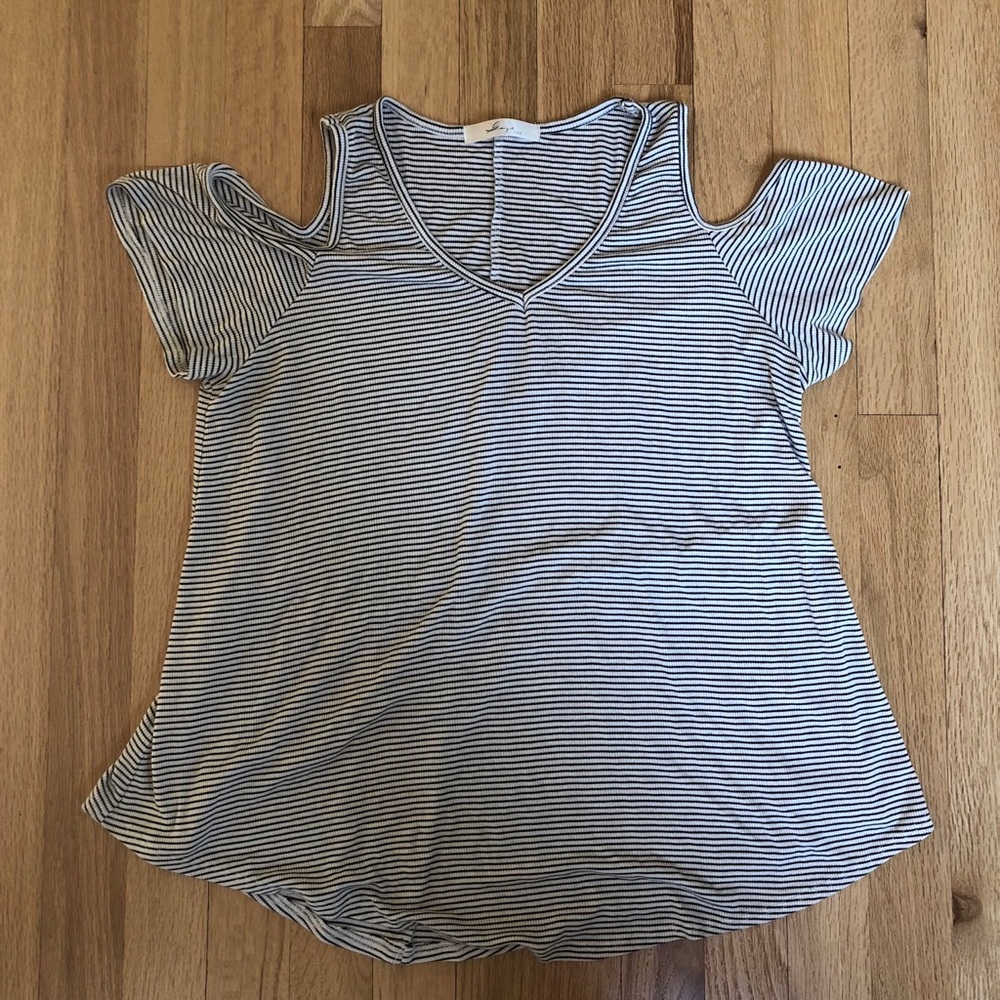 Striped v-neck cold shoulder flowy t-shirt